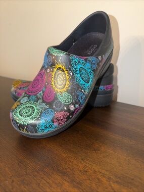Crocs Neria Pro II Women Graphic Print Paisley Slip Resistant Clog Size 7